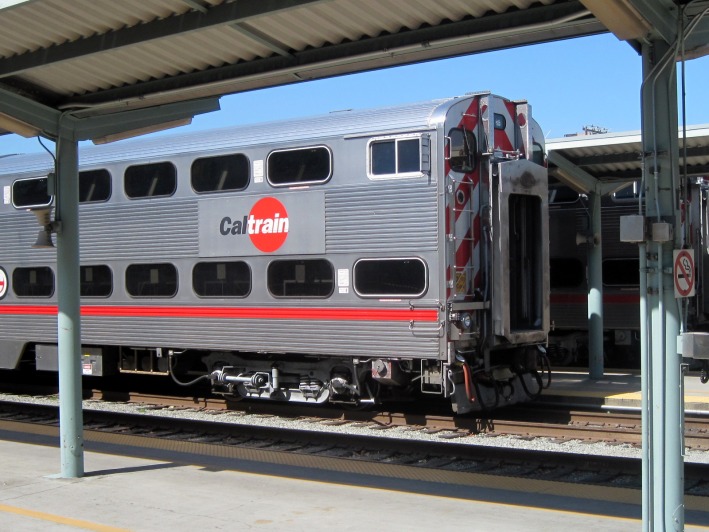 Ein Caltrain–Zug im Bahnhof von San Francisco.