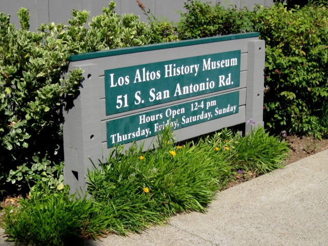 Das Schild vor dem History Museum in Los Altos, Kalifornien.