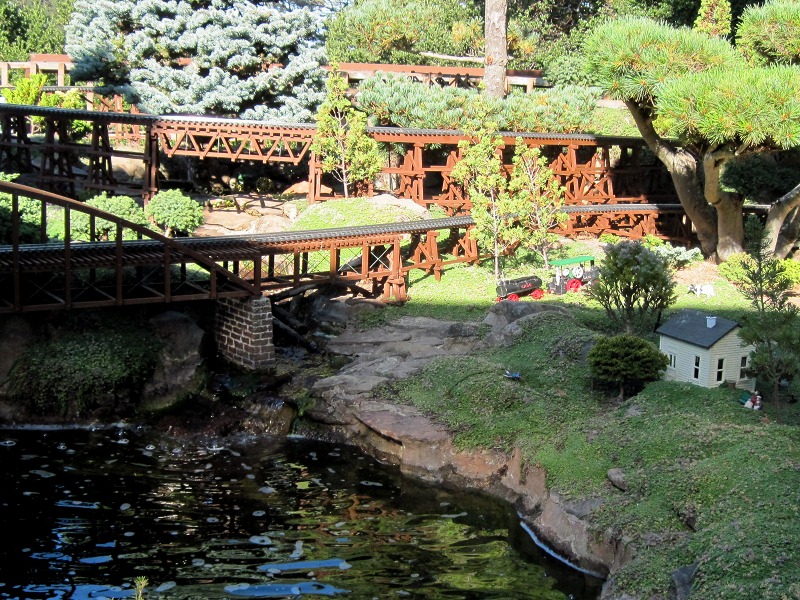 Brücken aus Redwood auf der „Green Hills Railroad”–Gartenbahn.