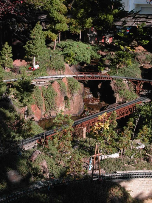 Berge, Brücken, Bäume auf der Gartenbahn - fast perfekt umgesetzt.