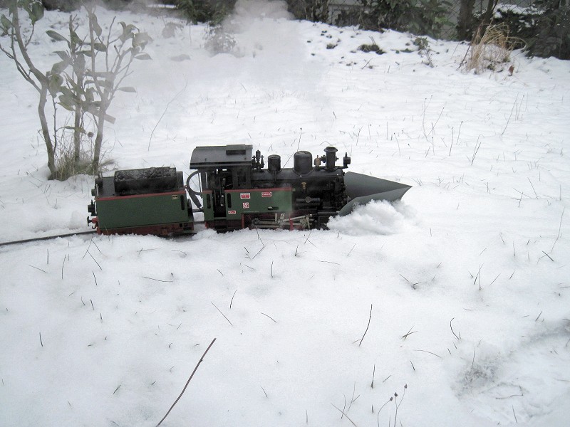 Eine Echtdampf–Lok arbeitet sich durch den aus Modellsicht tiefen Schnee.