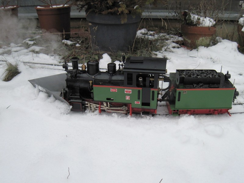 Die Echtdampf–HF 110 C pflügt Schnee (1:22,5).