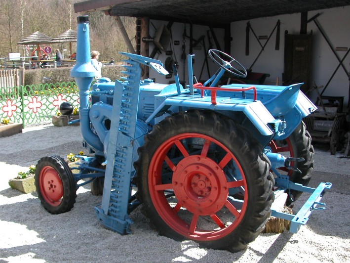 Lanz Bulldog mit Mähwerk (von rechts hinten gesehen).