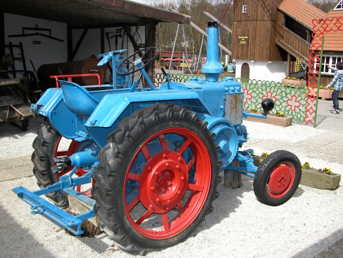 Lanz Bulldog auf der Lochmühle in Hessen (von rechts schräg hinten).