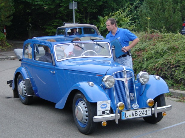 Foto: Mittelblaue Cabrio–Limousine.