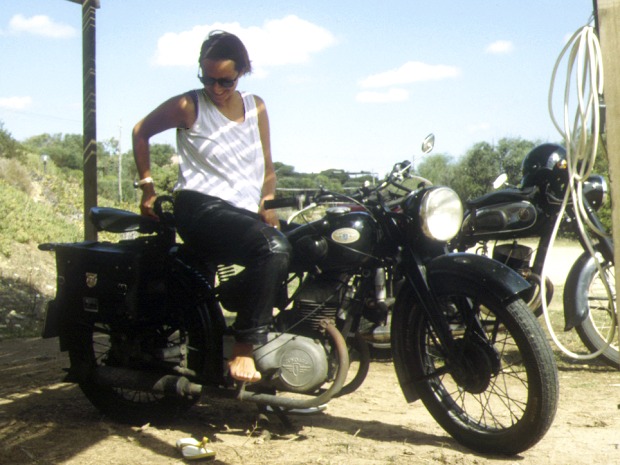 Zündapp–Motorrad DB200, Vorkriegsausführung, eine junge Frau auf dem Sattel.