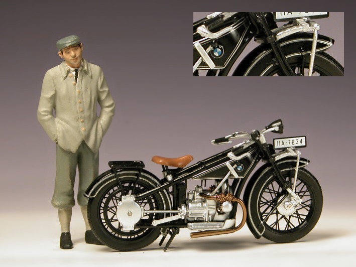 Ein schwarzes BMW–Motorrad–Modell und eine Figur zum Größenvergleich.