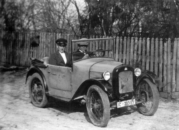 Vorbildfoto: offener Kleinwagen Dixi mit zwei Männer darin, schräg von vorne aufgenommen.