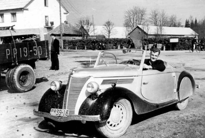 Foto: Ford Eifel Cabrio, offen, mit jungem Fahrer.