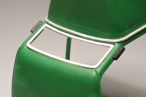 Ein dünner Rahmen aus weißem Kunststoff in der Windschutzscheibenöffnung.