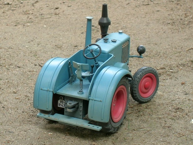 Foto: Traktormodell von hinten auf der Erde im Garten.