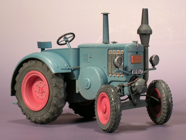 Graublaues Traktor–Modell von der rechten, vorderen Seite her gesehen.