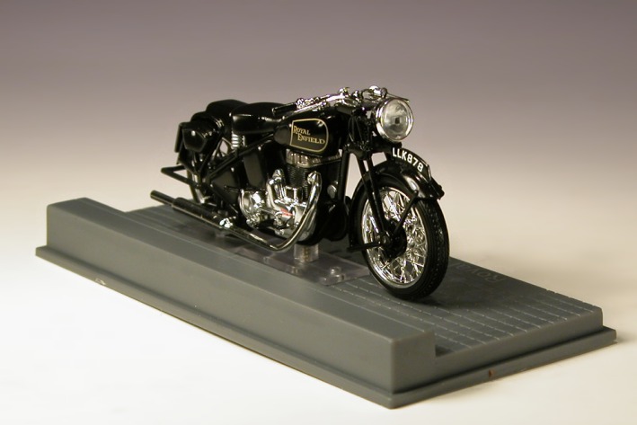 Ein schwarzes, bulliges Motorrad–Modell auf einem Ausstellungssockel.