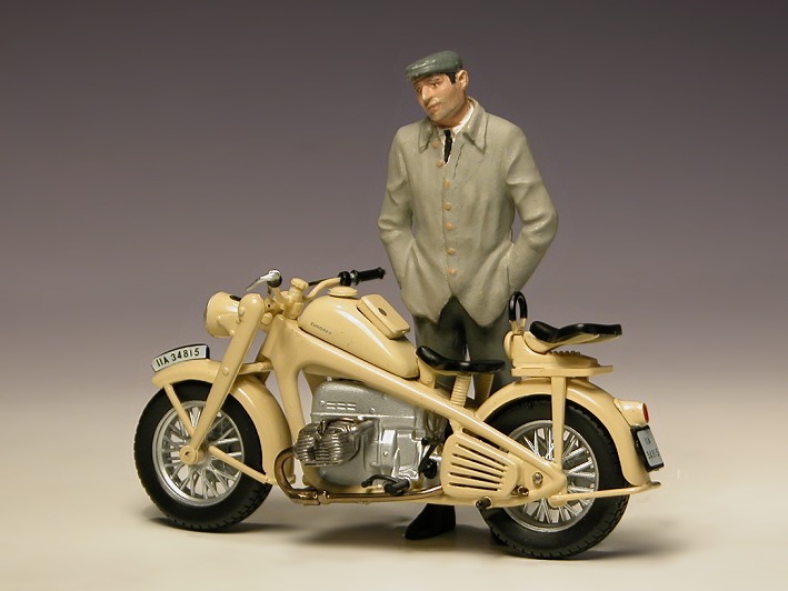 Zündapp KS 750 (IXO, 1 zu 24) und eine Figur zum Größenvergleich.