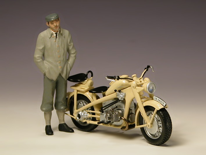 Motorrad–Modell: sandfarbene Zündapp KS 750 mit Figur.