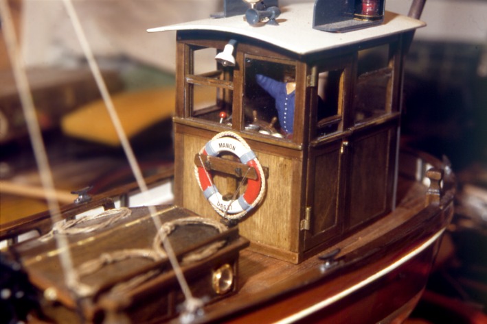 Modellfoto: Kabine eines selbst gebauten Fischerboots.