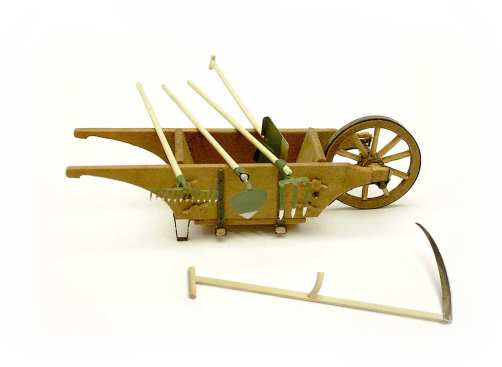 Modellfoto: hölzerne Karre mit vier senkrechten Wänden und Speichenrad, fünf Gartenwerkzeuge.