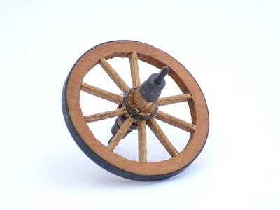 Modellfoto: hölzernes Karrenrad mit zehn Speichen und Metall–Radreifen.