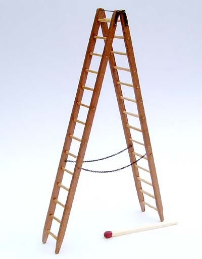 Modellfoto: Winzige Klappleiter aus Holz mit Kette und Streichholz als Größenvergleich.