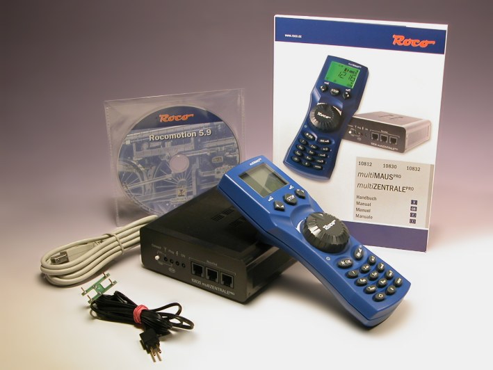 Das Roco–Set 10832: die multiMAUSpro® mit Zentrale, Kabeln und CD.