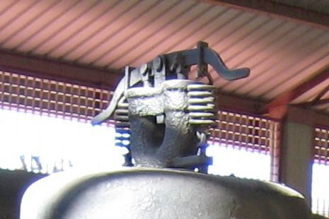 Ein Sicherheitsventil mit einem Querhorn und zwei Zugfedern auf einem Dampfdom.