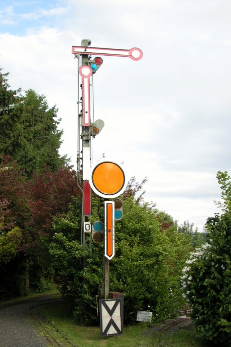 Formsignale in Bundesbahn–Ausführung (Foto Vorsignal und Hauptsignal).