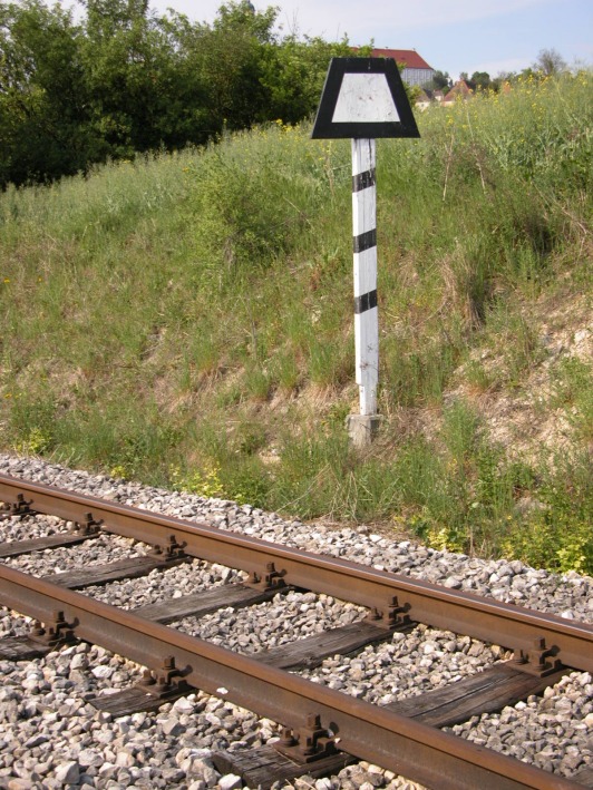 Signal K15 (eine „Trapeztafel”) vor dem Bahnhof Neresheim.
