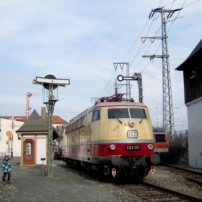 Ein Abdrücksignal und die Vorserien–Ellok E03 001 von 1965.