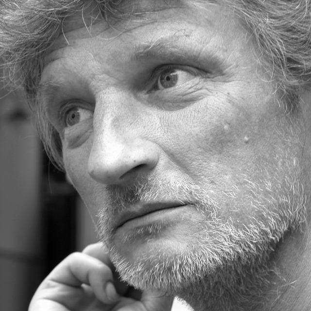 Thomas Hey'l - Portraitaufnahme in schwarzweiß.>