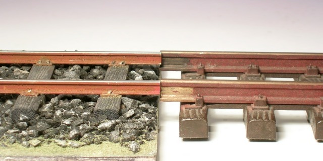 Links ein Gleis mit niedrigen Schienen und rechts eines mit hohen.