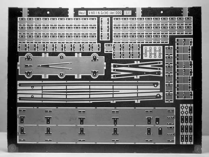 Ein Blech mit den geätzten Teilen für eine Weiche.