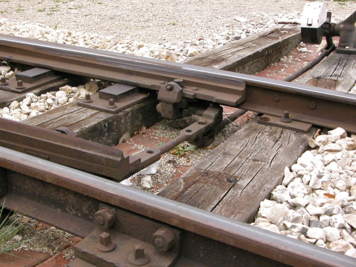 Weichenspitze eine Meterspurweiche bei der Härtsfeld–Museumsbahn.