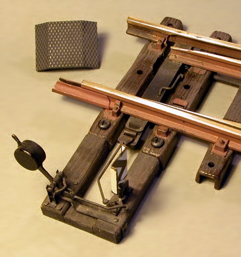 Stellbock und Stellstangen an einer Modell–Weiche, von oben gesehen.