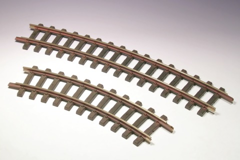 Foto: Je ein gebogenes Gleisstück der Radien 1 und 3.