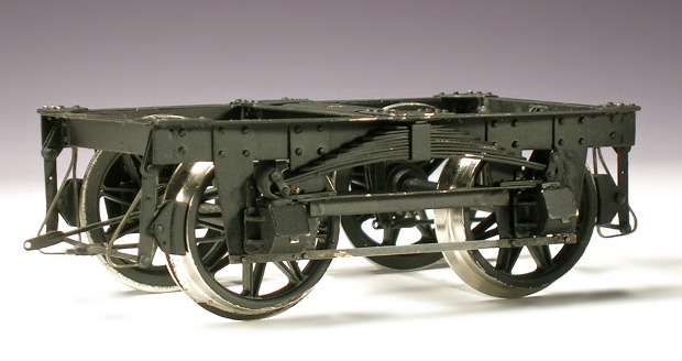 Modellfoto: schwarz lackiertes Personenwagen–Drehgestell (Maßstab 1:22,5).
