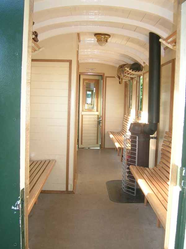 Innenraum eines Feldbahn–Wagens mit Kanonenofen.