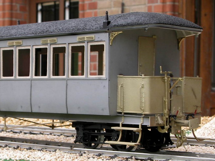 Ein Reisezugwagen–Modell aus Metall, noch unlackiert, schräg von der Seite.