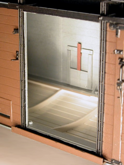 Aufnahme durch die offene Schiebetür eines auf dem Kopf liegenden Wagenmodells.