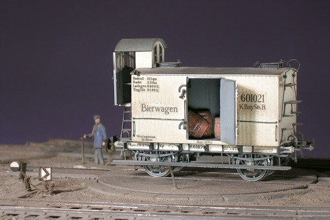 Modellfoto: weißer Bierwagen im Maßstab 1:87 auf Waggon–Drehscheibe.