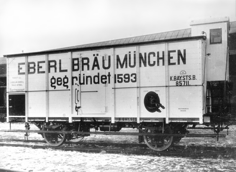 Zweiachsiger bayerischer Bierwagen der Eberl Bräu–Brauerei mit Werbeaufschrift.