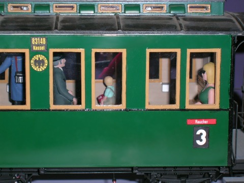 Modellfoto: Die Fenster eines grünen, zweiachsigen Personenwagens.
