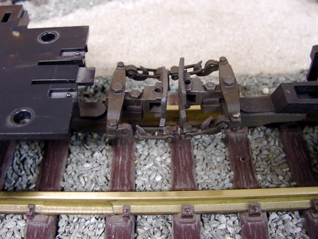 Foto: Modellkupplungen mit am Puffer angebrachter Ausgleichswaage.