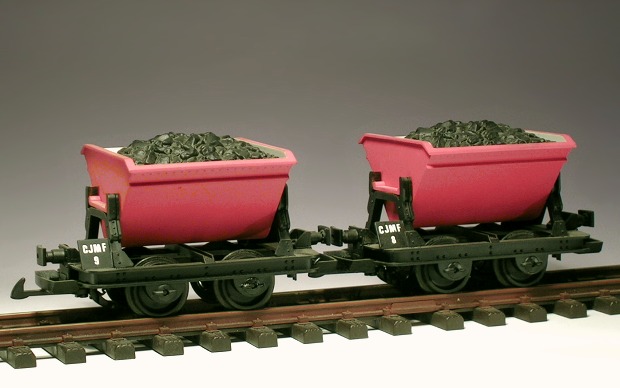 Modellfoto: zwei verfeinerte rote Kipploren von LGB® mit Kohleladung.