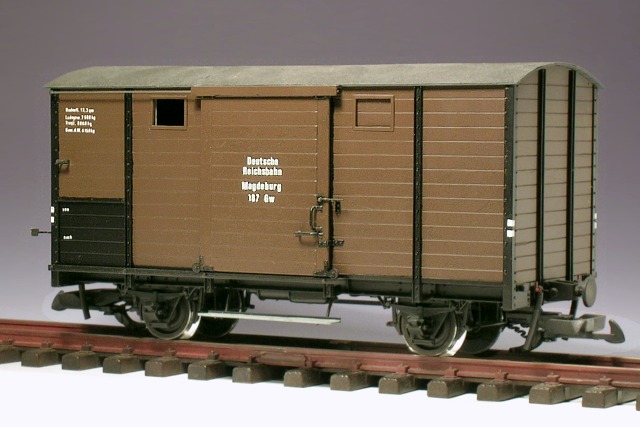 Modell: der gedeckte Güterwagen 187 (Eigenbau) von der Seite gesehen.
