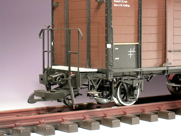 Modellfoto: Ausschnitt eines gedeckten Güterwagens bei der Bremserbühne mit einer Trittstufe.