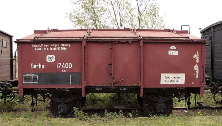 Klappdeckelwagen Berlin Km 17400 bei einer Museumsbahn in Hamburg.