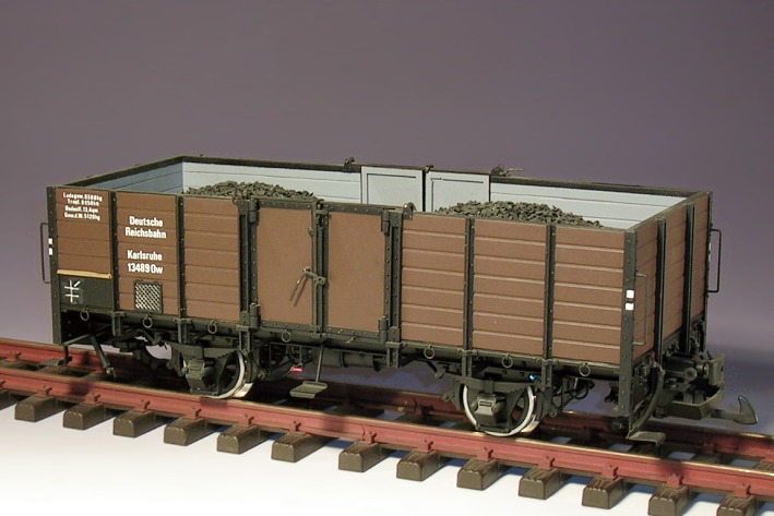 Hochbord–Güterwagen, schwarz abgesetzte Profile am Wagenkasten, Kohleladung.