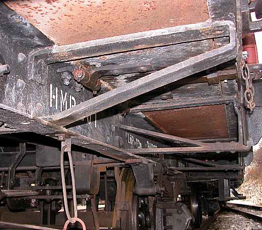 Rahmenlängsträger, Wagenkastenstützen und Aufbau–Unterseite an einem Waggon.