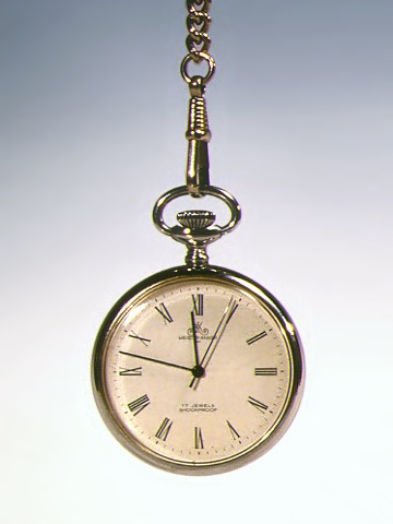Silberne Taschenuhr mit römischen Ziffern an einer Uhrkette.
