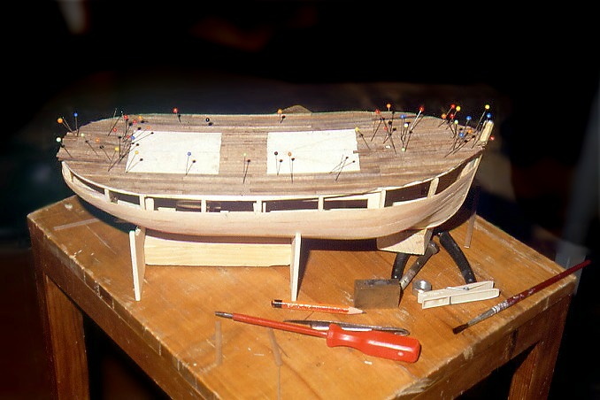 Foto: hölzerner Modell–Schiffsrumpf bei der Beplankung.
